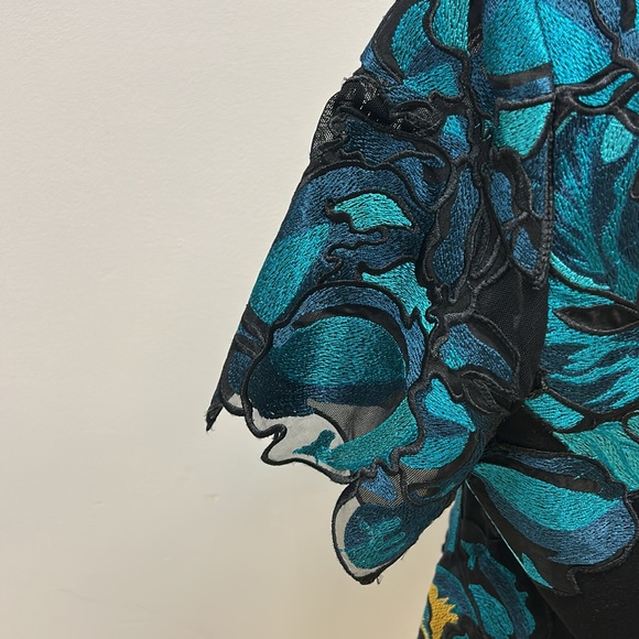 Striking Carlisle Black, Green, White, Gold Graphic Ruffled Top, 14 - Picture 12 of 14